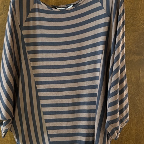 BCBGeneration  Modern  Cut  Stripes Top, Size XS, New With Tags - Picture 5 of 11
